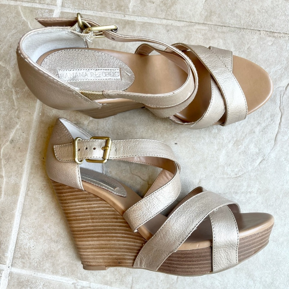 Beautiful Banana Republic wedge sandals!
